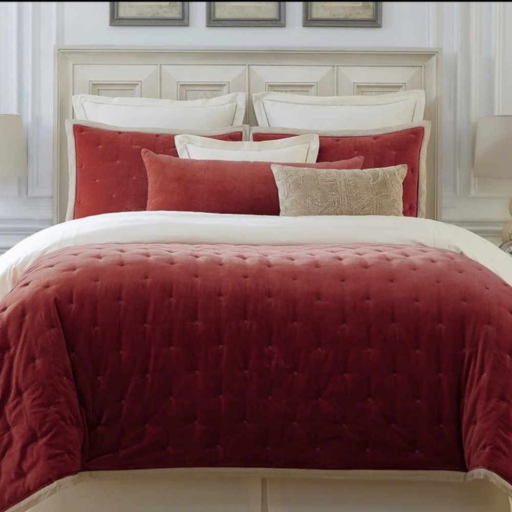 Southern Living Aurora Velvet Quilt King - Quilt only (no shams or pillows)